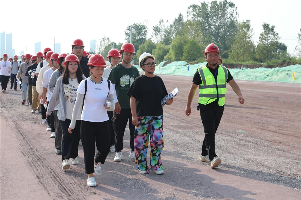 開發(fā)區(qū)管委會領(lǐng)導及安徽理工大學師生走進“劉慶路”施工現(xiàn)場觀摩交流